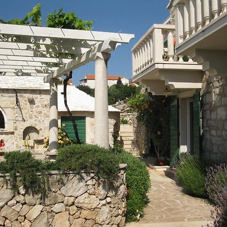 Apartments Nejasmic - Little House For Peaceful And Domestic Vacation 波尔 外观 照片
