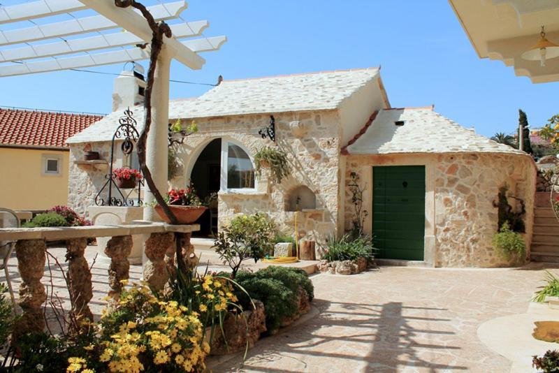 Apartments Nejasmic - Little House For Peaceful And Domestic Vacation 波尔 外观 照片