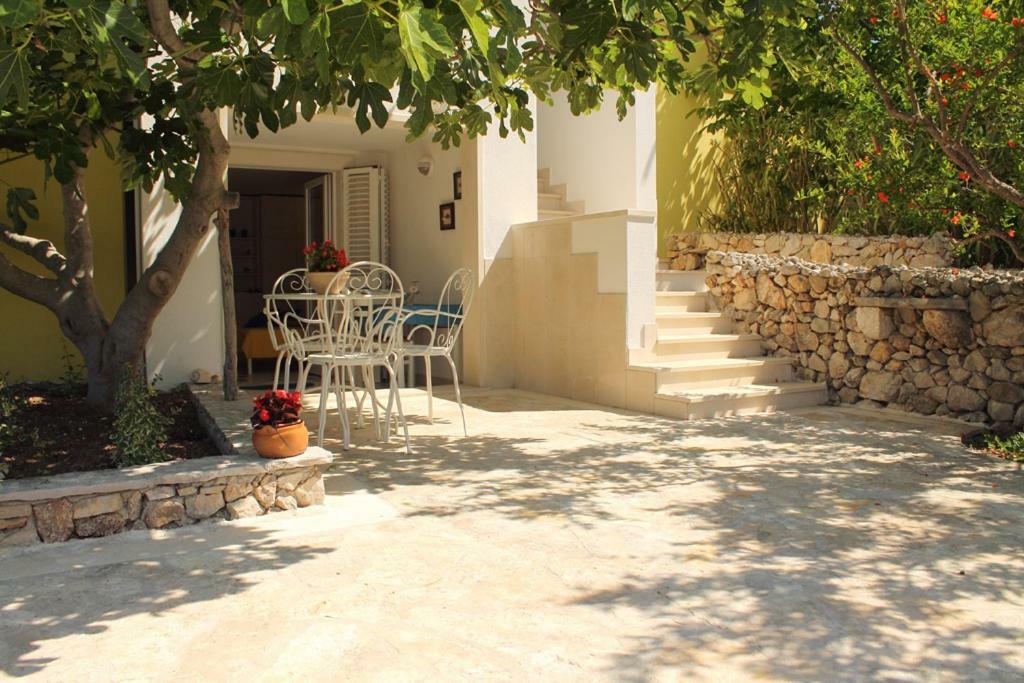 Apartments Nejasmic - Little House For Peaceful And Domestic Vacation 波尔 外观 照片