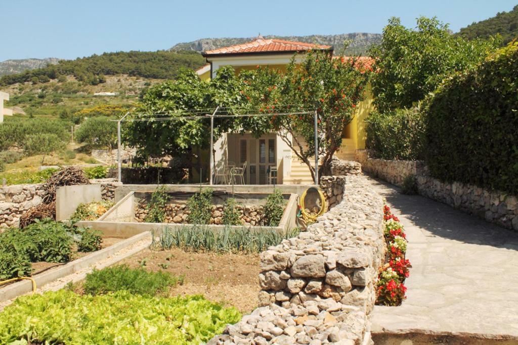 Apartments Nejasmic - Little House For Peaceful And Domestic Vacation 波尔 外观 照片