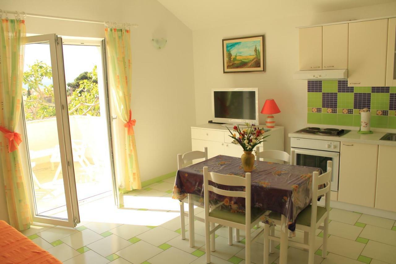 Apartments Nejasmic - Little House For Peaceful And Domestic Vacation 波尔 外观 照片