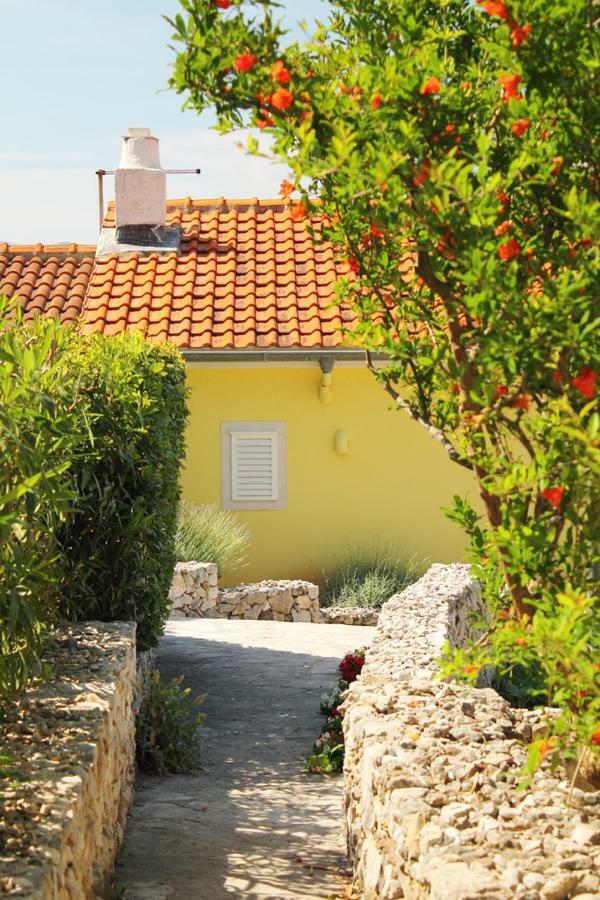 Apartments Nejasmic - Little House For Peaceful And Domestic Vacation 波尔 外观 照片