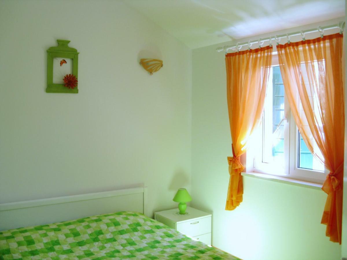 Apartments Nejasmic - Little House For Peaceful And Domestic Vacation 波尔 外观 照片